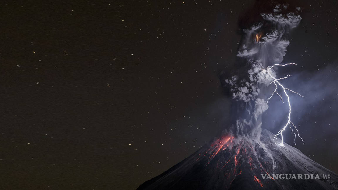Fotógrafo capta impresionante imagen del Volcán de Colima