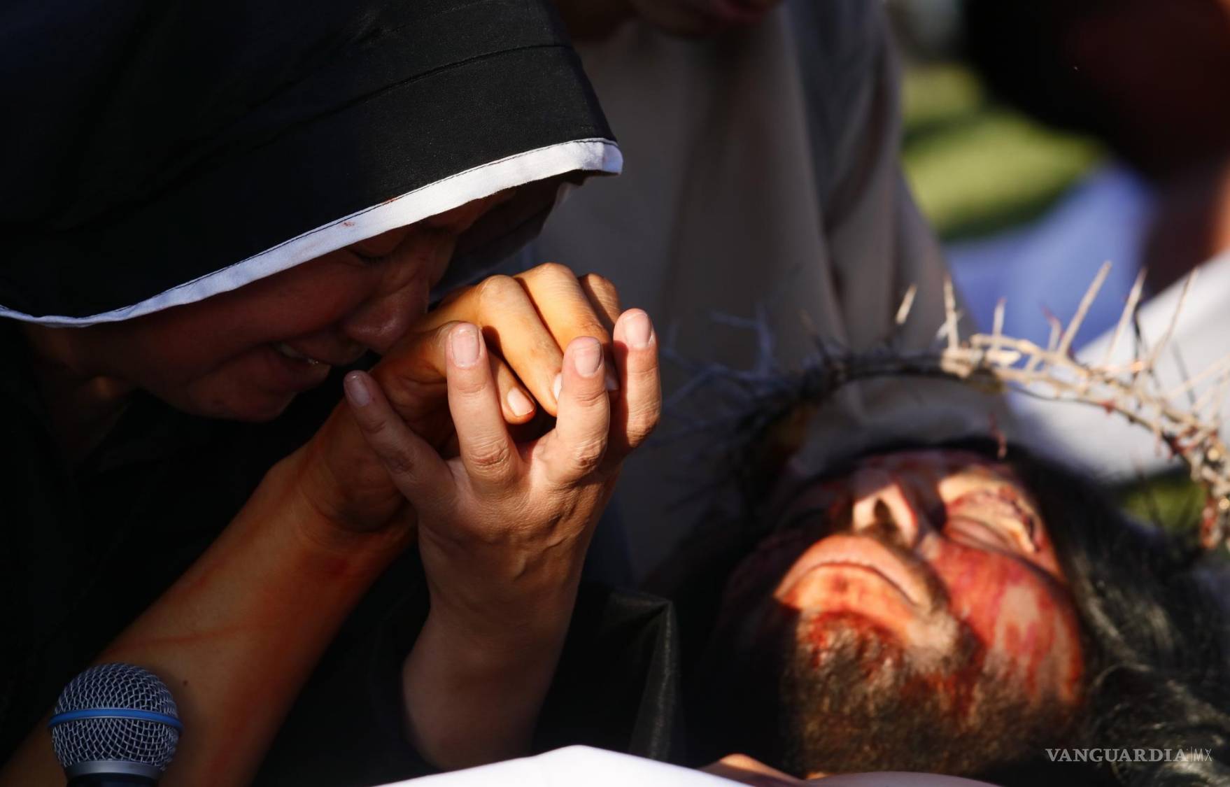 $!Actores y fieles se prepararon para la escenificación del Viacrucis en la iglesia del Ojo de Agua.