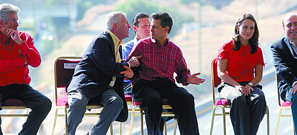Crea polémica Andres Manuel López con fotografía de directivo de OHL retando a Peña Nieto