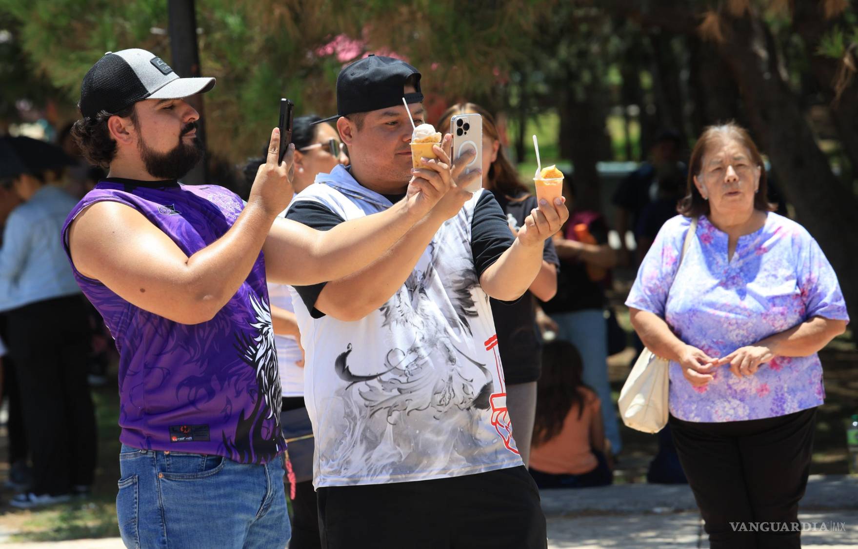 $!La explanada del Bosque Urbano se llenó de familias que disfrutaron nieve gratis en el centenario de la familia Ramos.