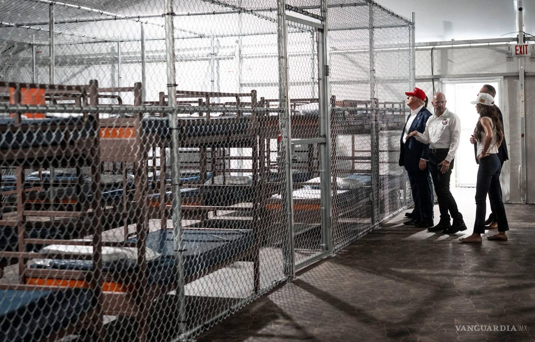$!Trump visitando el centro de detención conocido como el “Alcatraz de los caimanes” en Ochopee, Florida, el año pasado.