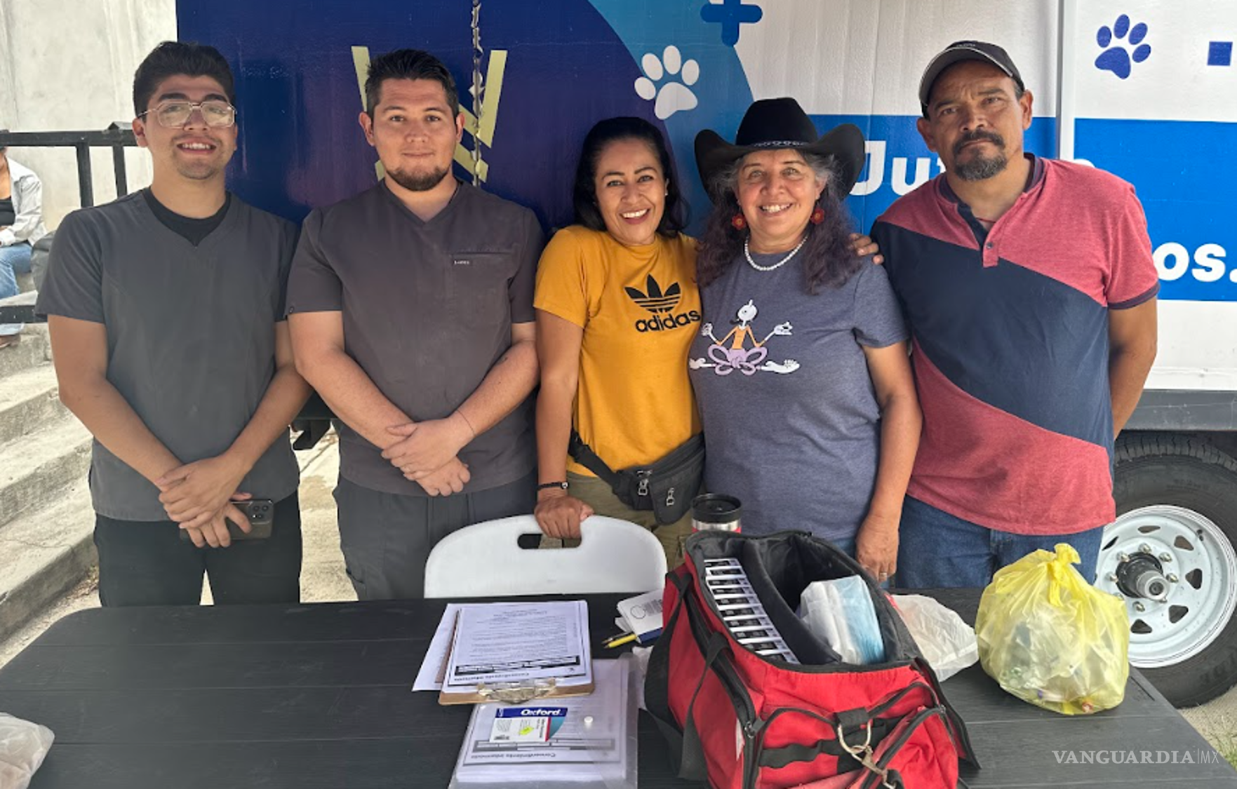 $!Angel Ruiz, Jacobo Diaz, Juanis Pargas, Diana Rodríguez (Perrunos UAAAN) y Enrique Oropeza miembros de la asociaciónón Dignidad animal