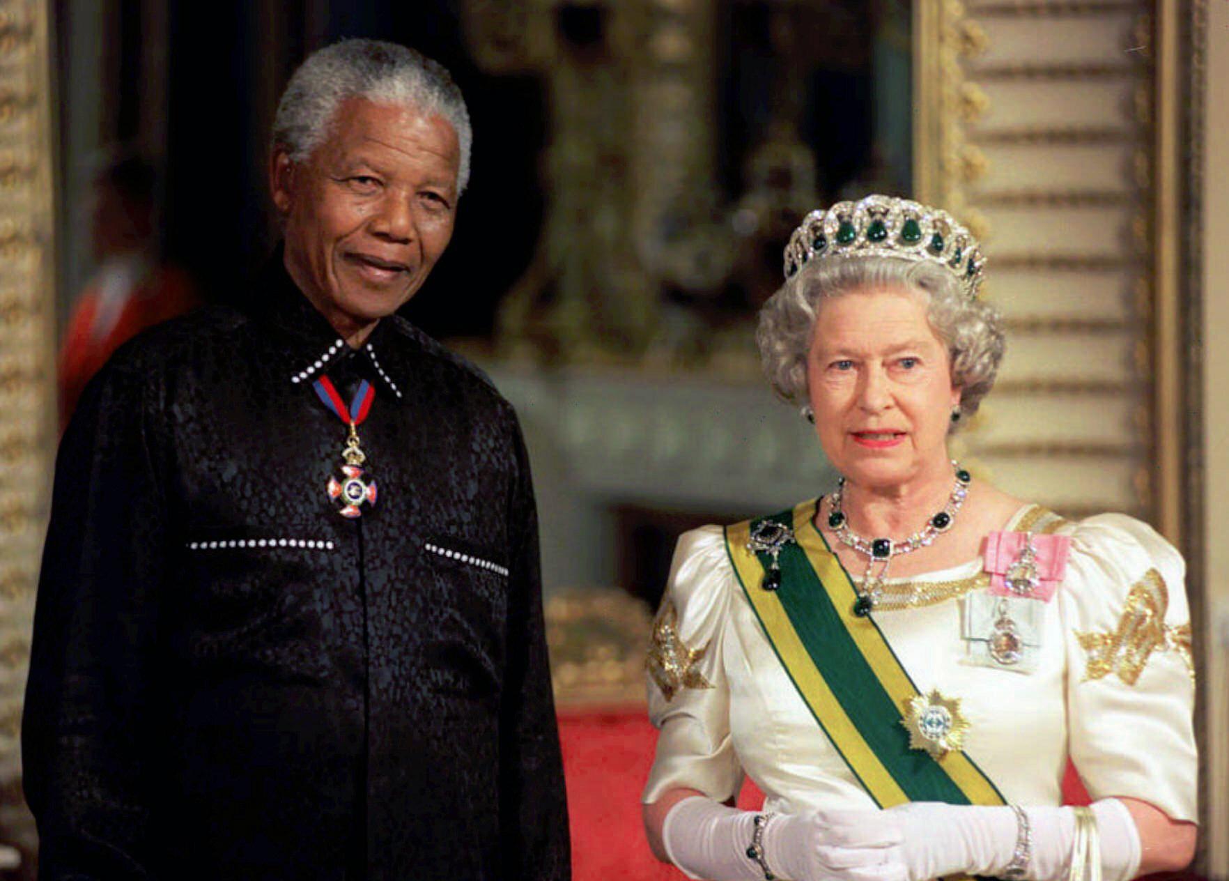 $!Fotografía del 9 de julio de 1996, cuando el presidente de Sudáfrica, Nelson Mandela, fue recibido por la reina Isabel II de Gran Bretaña en el Palacio de Buckingham, en Londres.