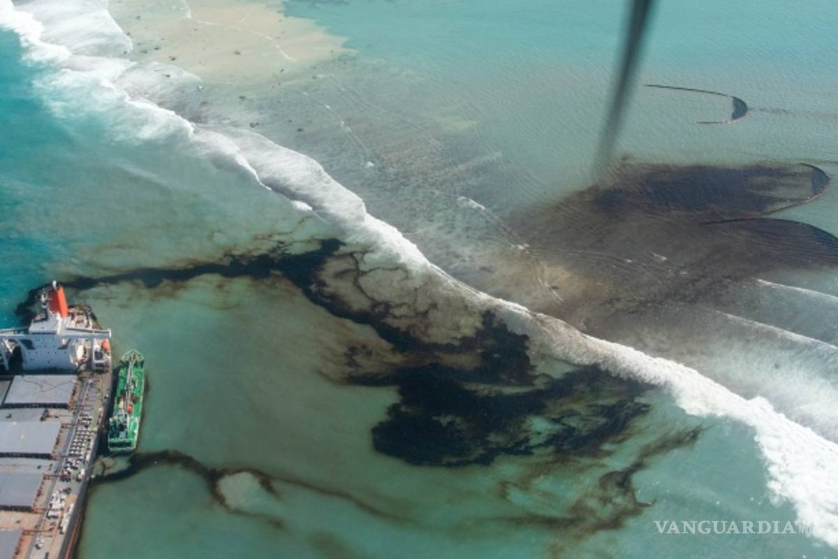 El buque MV Wakashio que derramó mil toneladas de combustible en las Islas Mauricio podría partirse en dos