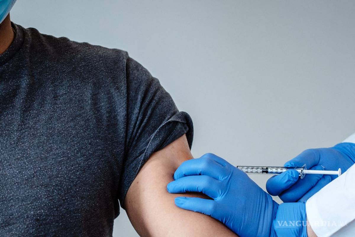 Científica que advirtió sobre gravedad de efectos secundarios de algunas vacunas COVID-19, hace nuevas predicciones