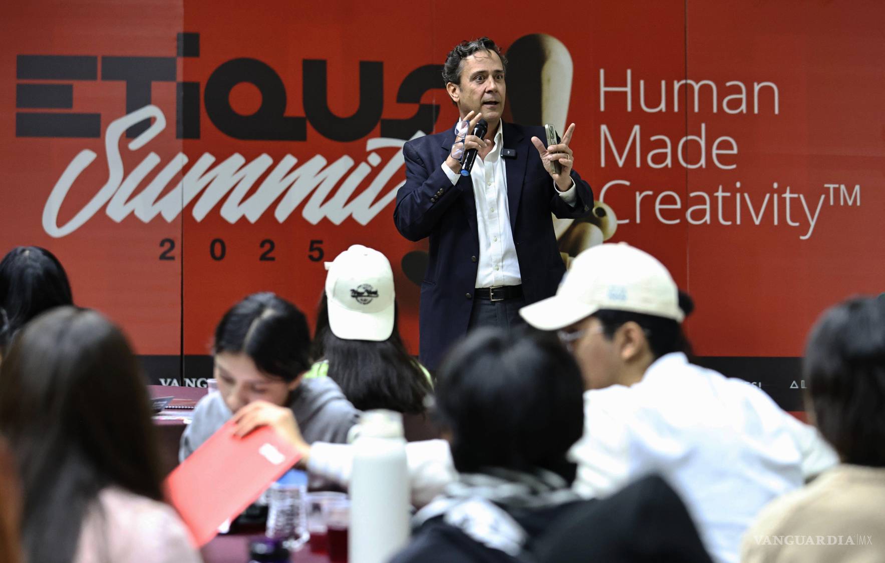 $!Durante Etiqus Summit 2025, Juan Carlos Guerra, compartió experiencias con jóvenes diseñadores.