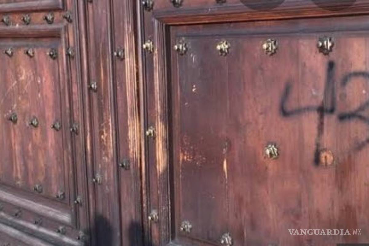 SHCP tomará medidas frente a vandalismo en Palacio Nacional durante marcha de Ayotzinapa