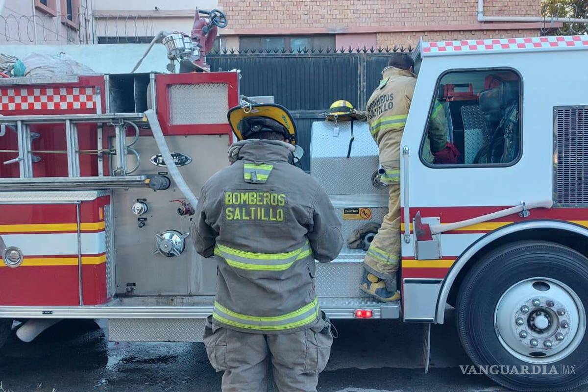 Saltillo: se quema bodega de consultorio médico Madero, evacúan a pacientes