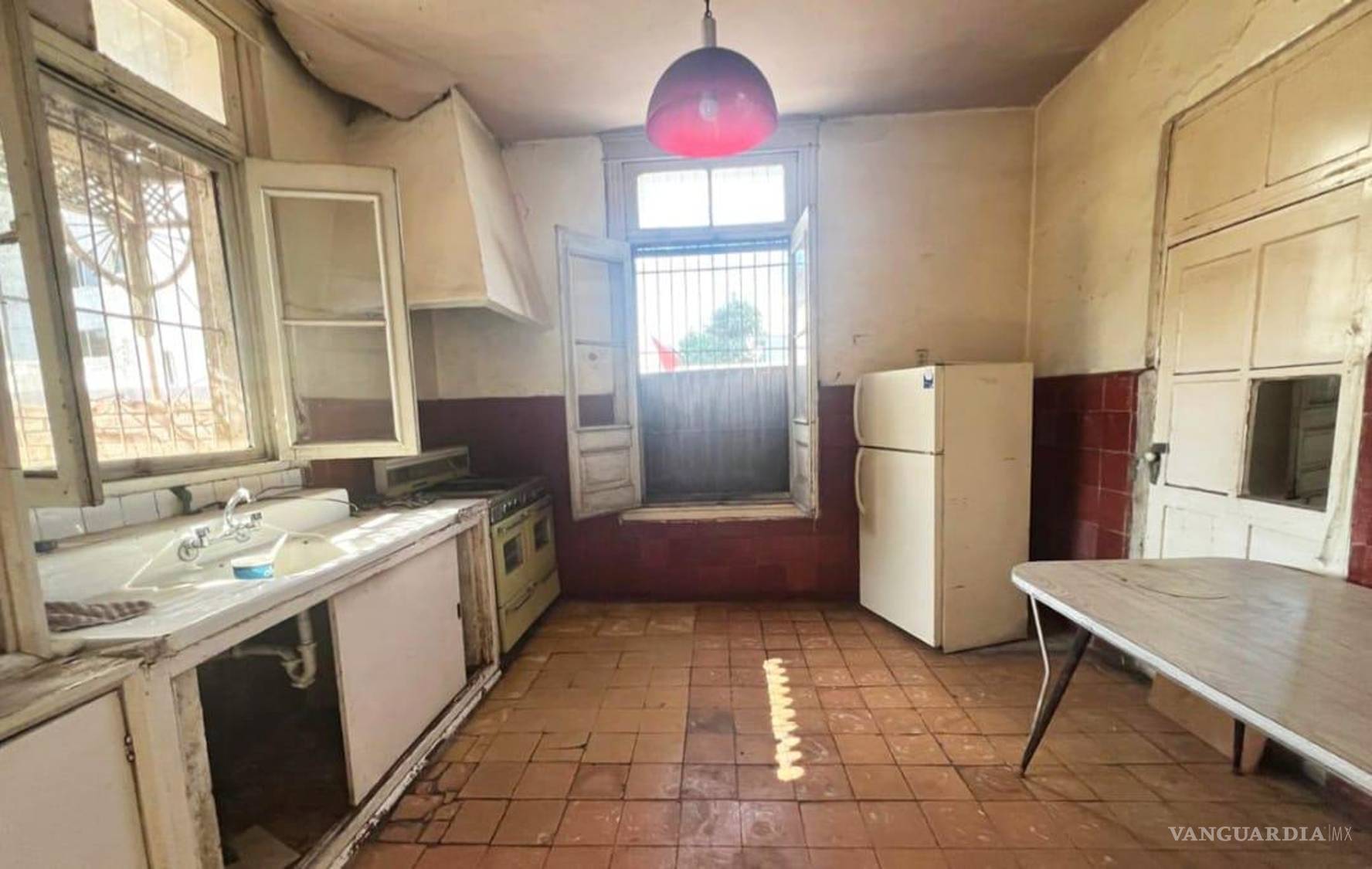 $!Vista del interior de la casona en venta, destacando sus detalles arquitectónicos originales.