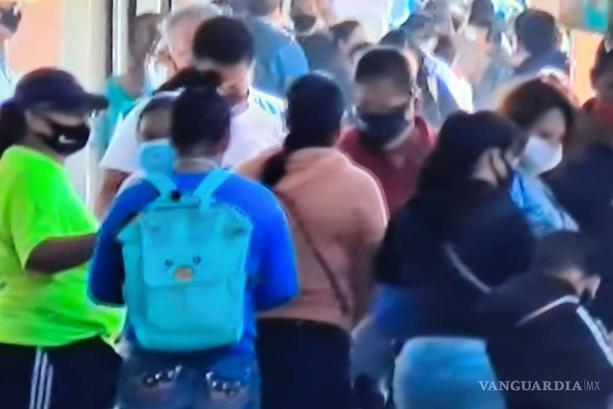 Siguen las largas filas en los bancos de Torreón