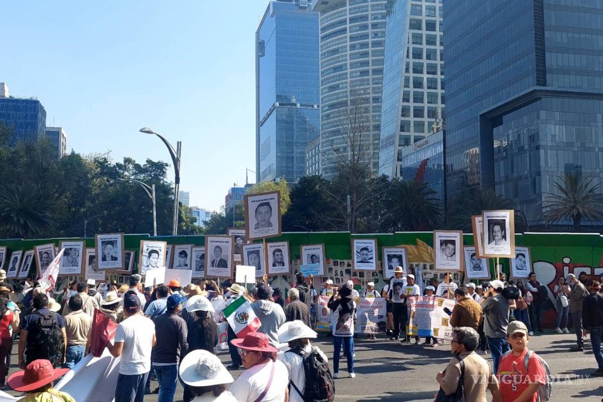 Familiares de personas desaparecidas protestan durante marcha de AMLO