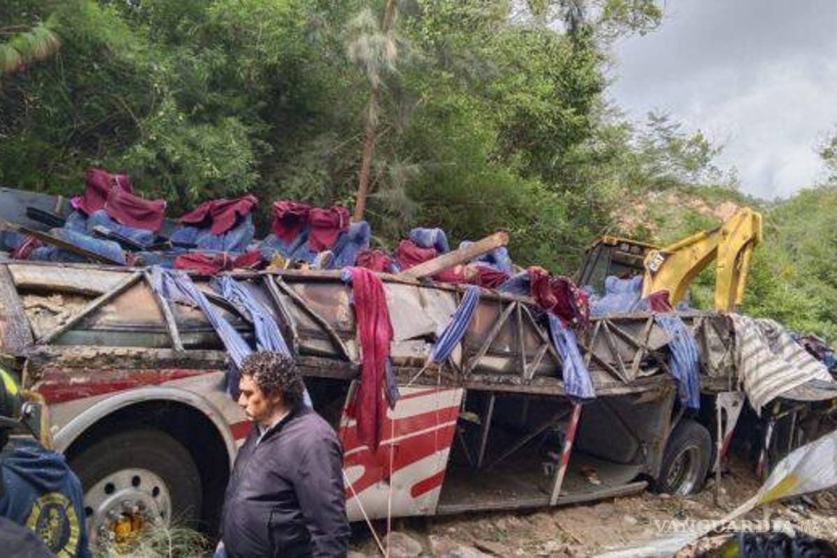 Terrible accidente deja 27 muertos; volcó autobús de pasajeros y cayó a barranco, en Oaxaca