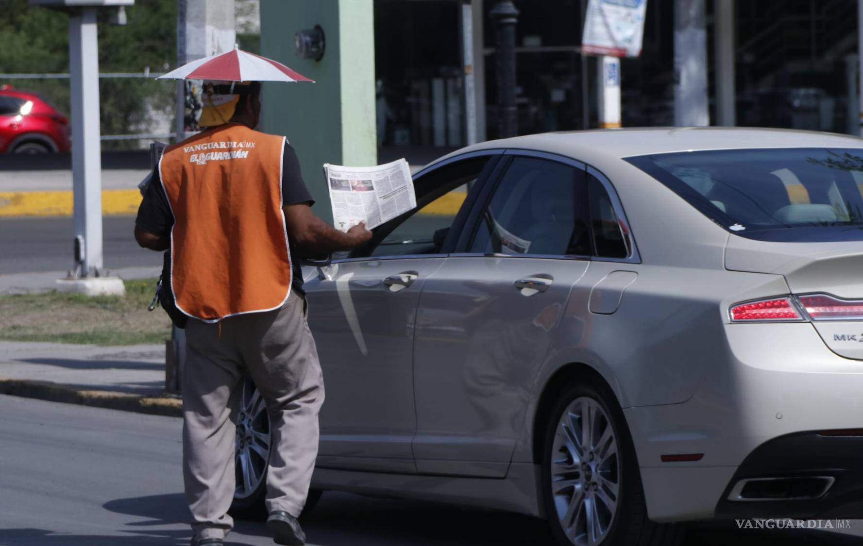 $!Los días de mayor venta, dice don Eloy, son los domingos, cuando se publica una revista de eventos sociales que es muy buscada por los jóvenes.