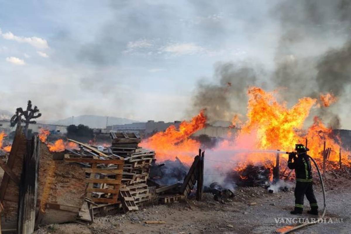 Se incendia negocio de tarimas en Ramos Arizpe