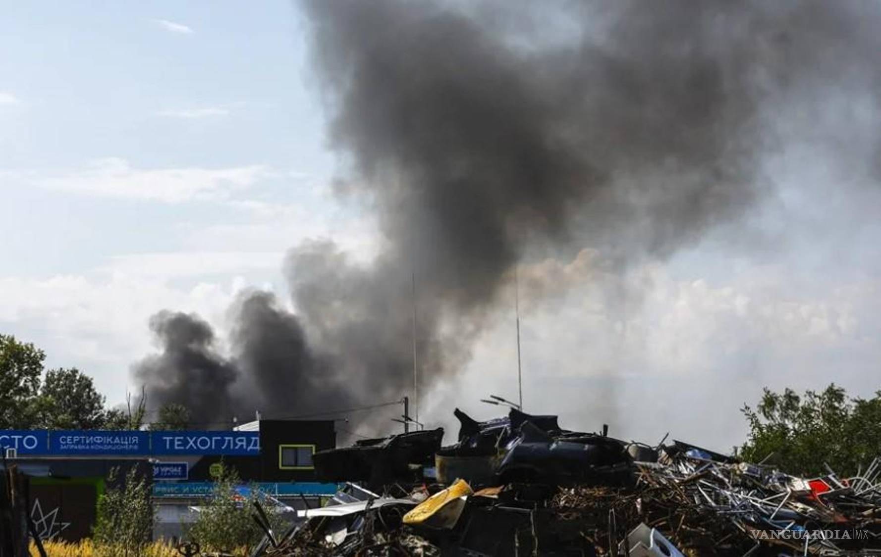 $!Imagen de este lunes de un ataque ruso en Kiev.