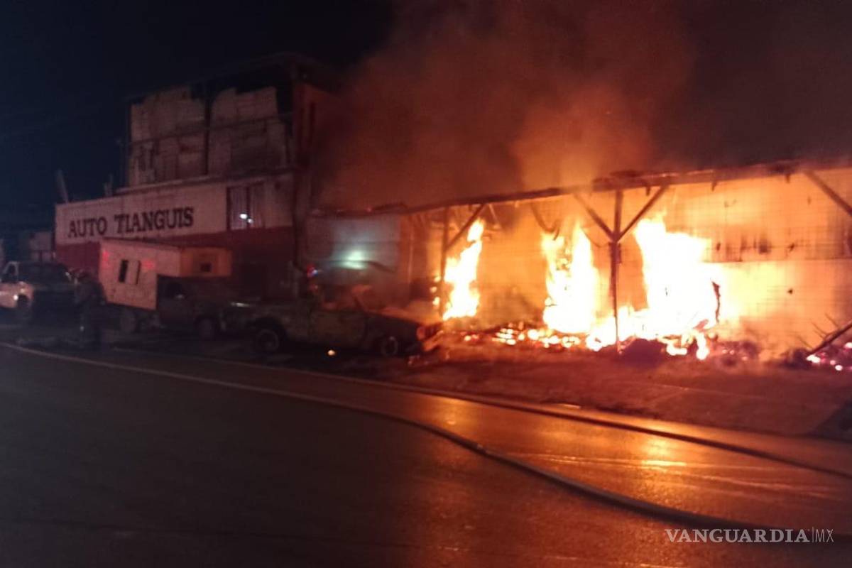 Amanece en llamas carpintería en Saltillo; investigan si fue intencional o cortocircuito