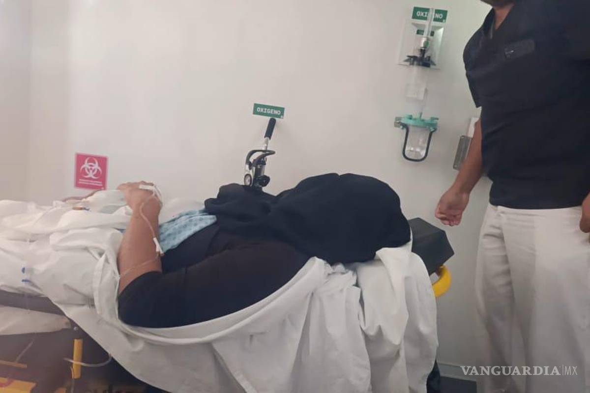 $!El oficial fue trasladado a un hospital de especialidades en Saltillo, donde permanece internado por las lesiones sufridas.