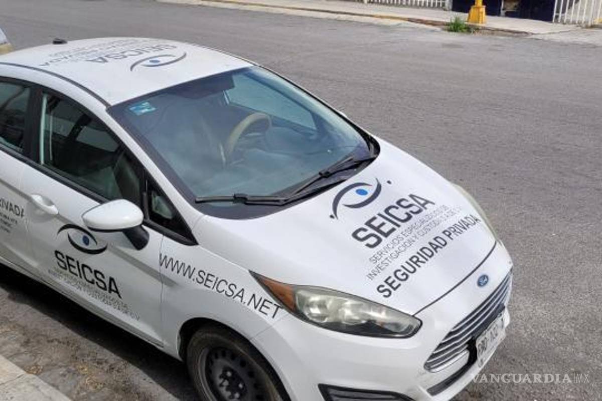 $!Se apreció un automóvil con logos e información de Seicsa y con placas de Nuevo León afuera del local, aunque no se observó a algún empleado cerca.