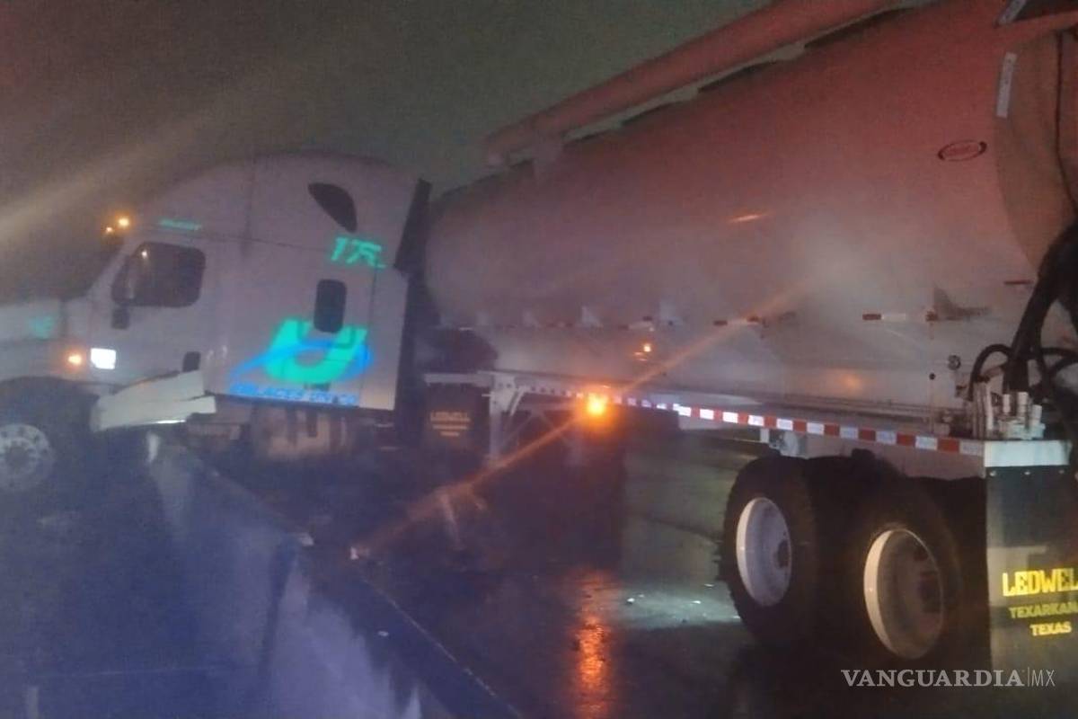 $!El operador del tractocamión recibe atención médica tras el accidente provocado por la escasa visibilidad en la autopista.