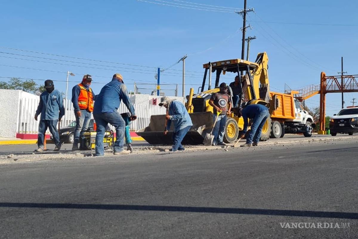 Supervisa alcalde de Piedras Negras obras de pavimentación en El Cenizo