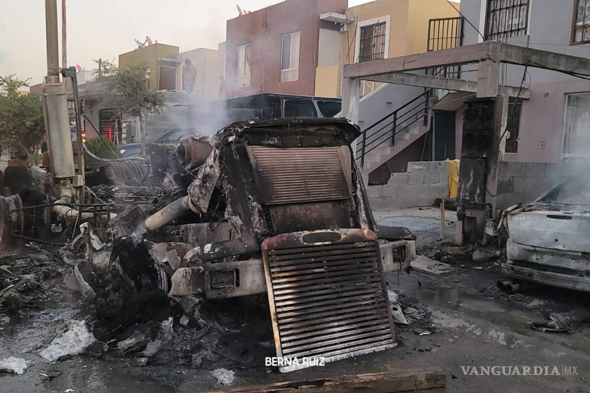 Evacuan cinco viviendas por incendio de vehículos en Nuevo León