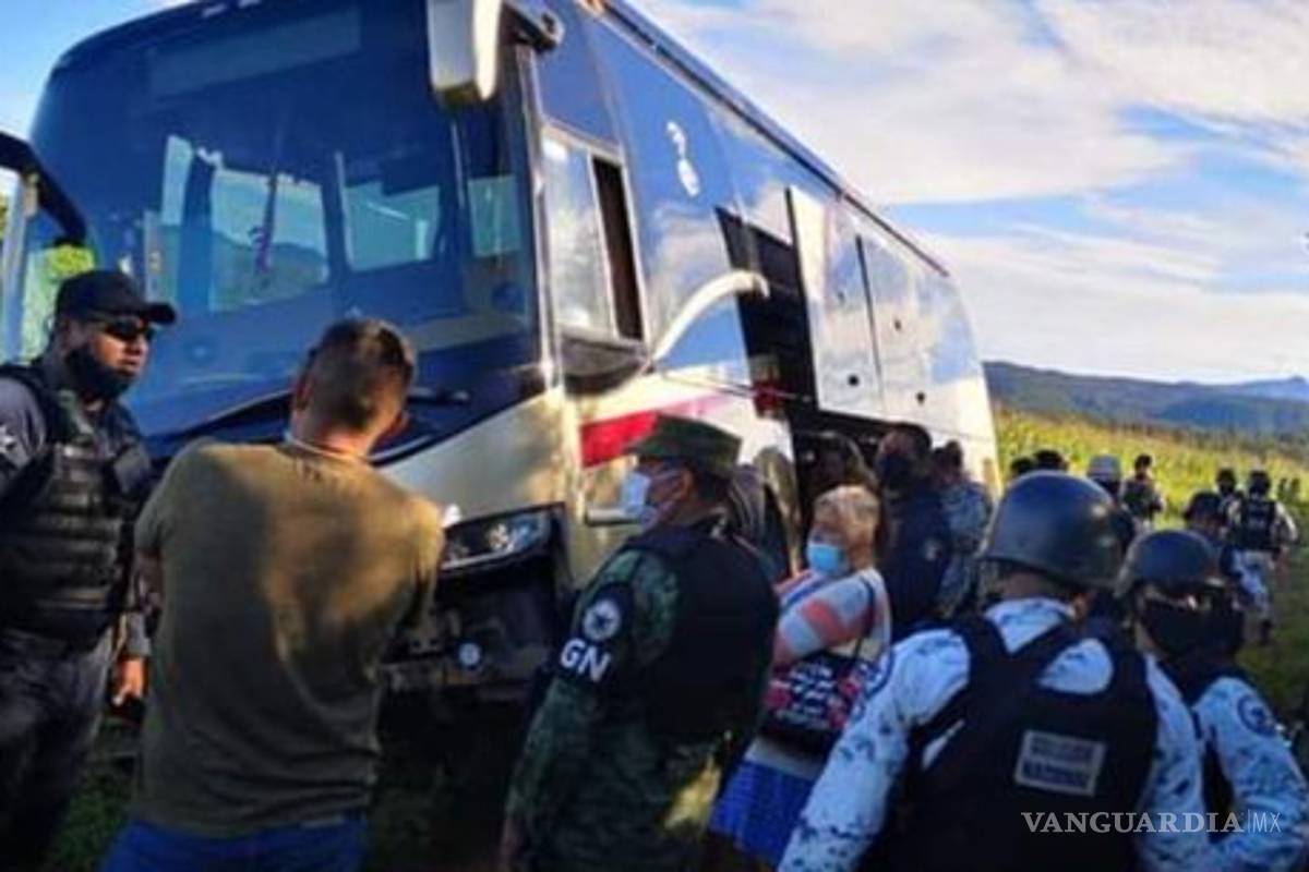 Secuestran autobús para asaltar a los 40 pasajeros a bordo
