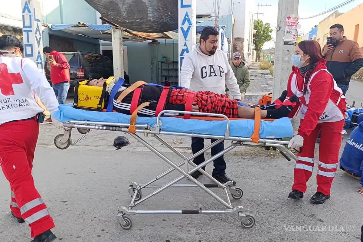 $!Paramédicos atienden a una pareja lesionada tras el choque de su motocicleta con un automóvil en el centro.