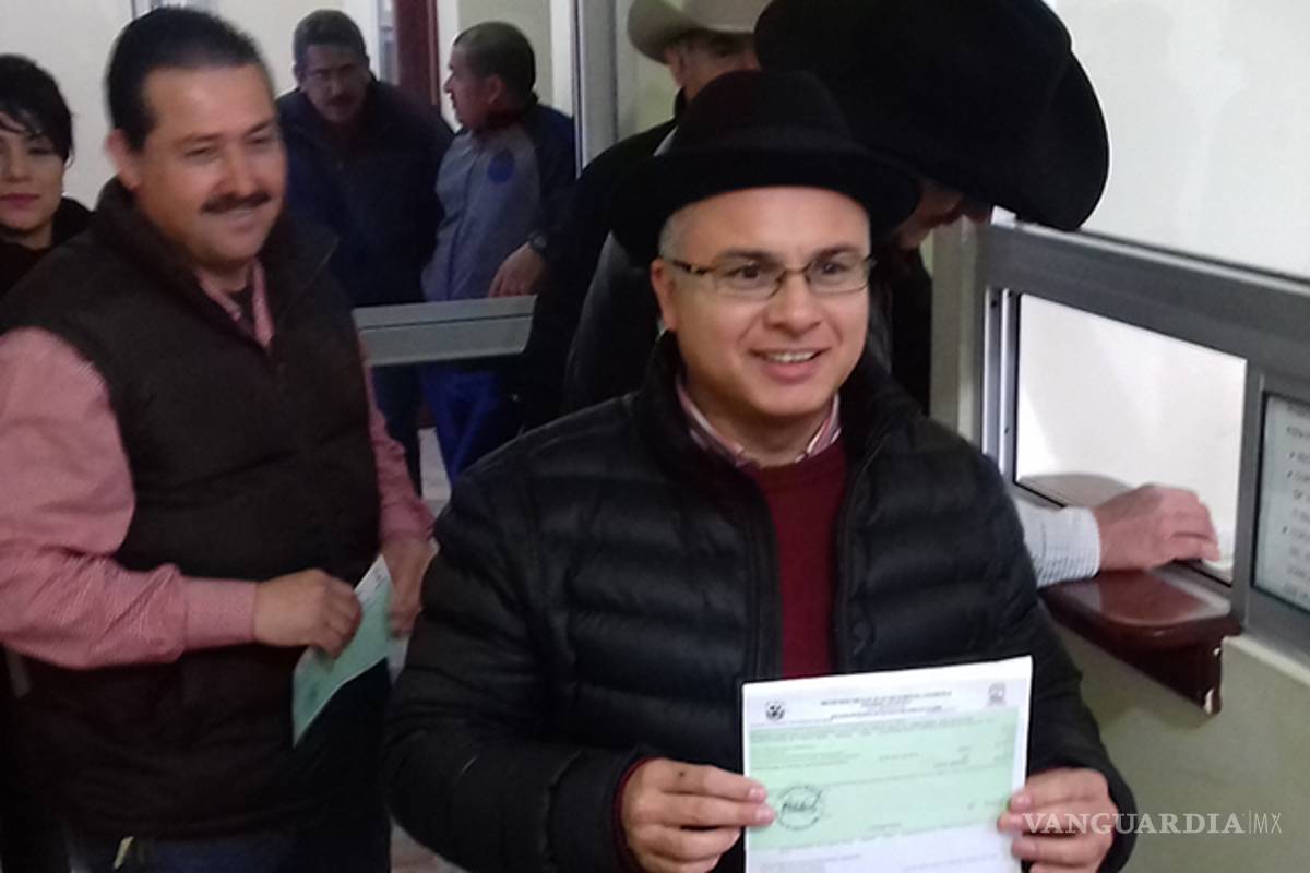 $!Embargan camioneta de alcalde por adeudo en Presidencia