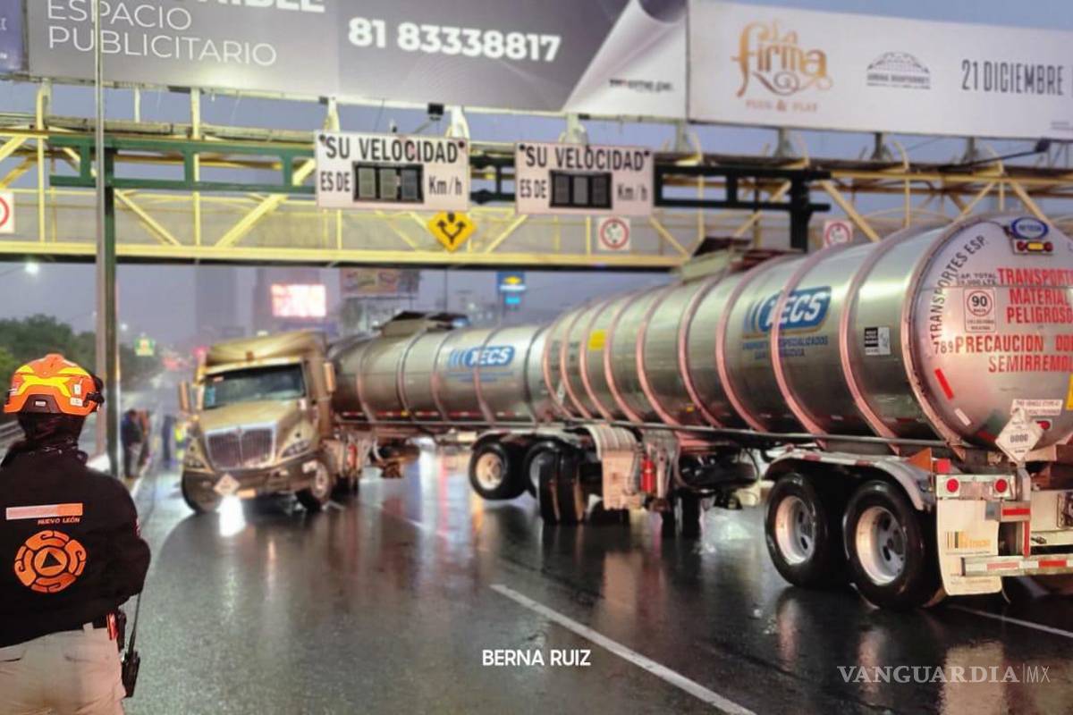 Pipa derrapa en Gonzalitos y ocasiona caos vial en Monterrey