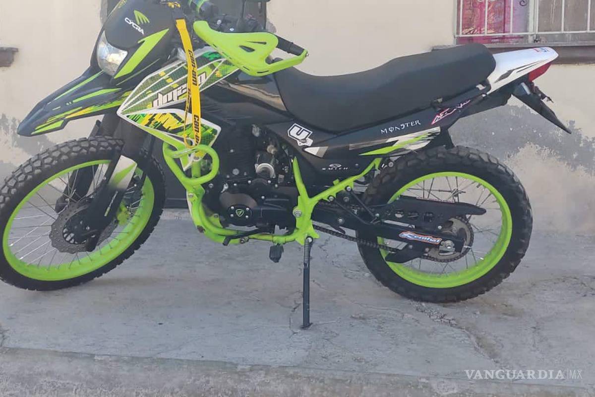 Roban motocicleta al poniente de Saltillo; presunto ladrón se la lleva ‘arrastrando’ (video)