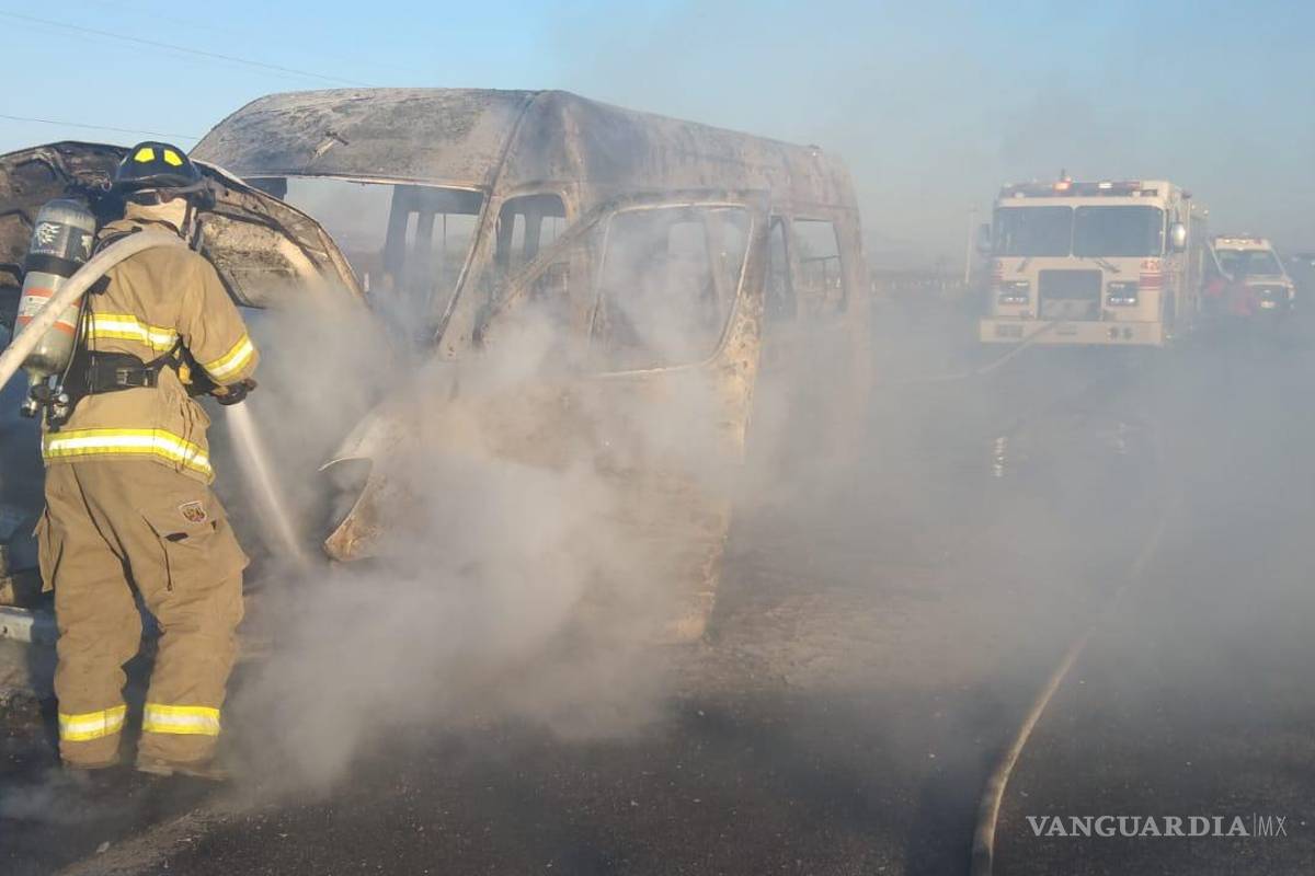Vagoneta se incendia en la carretera Saltillo-Monclova