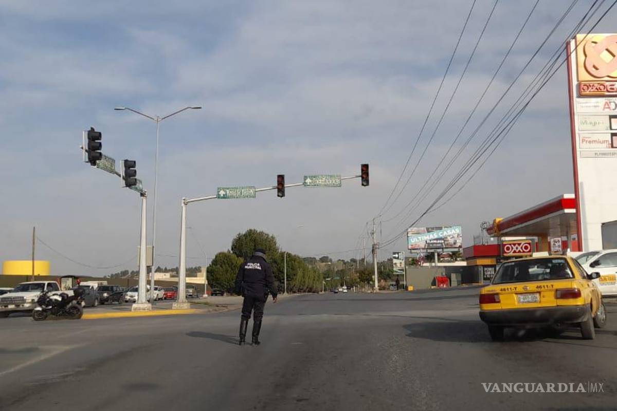 Doble accidente deja sin luz a viviendas; auto choca luminaria