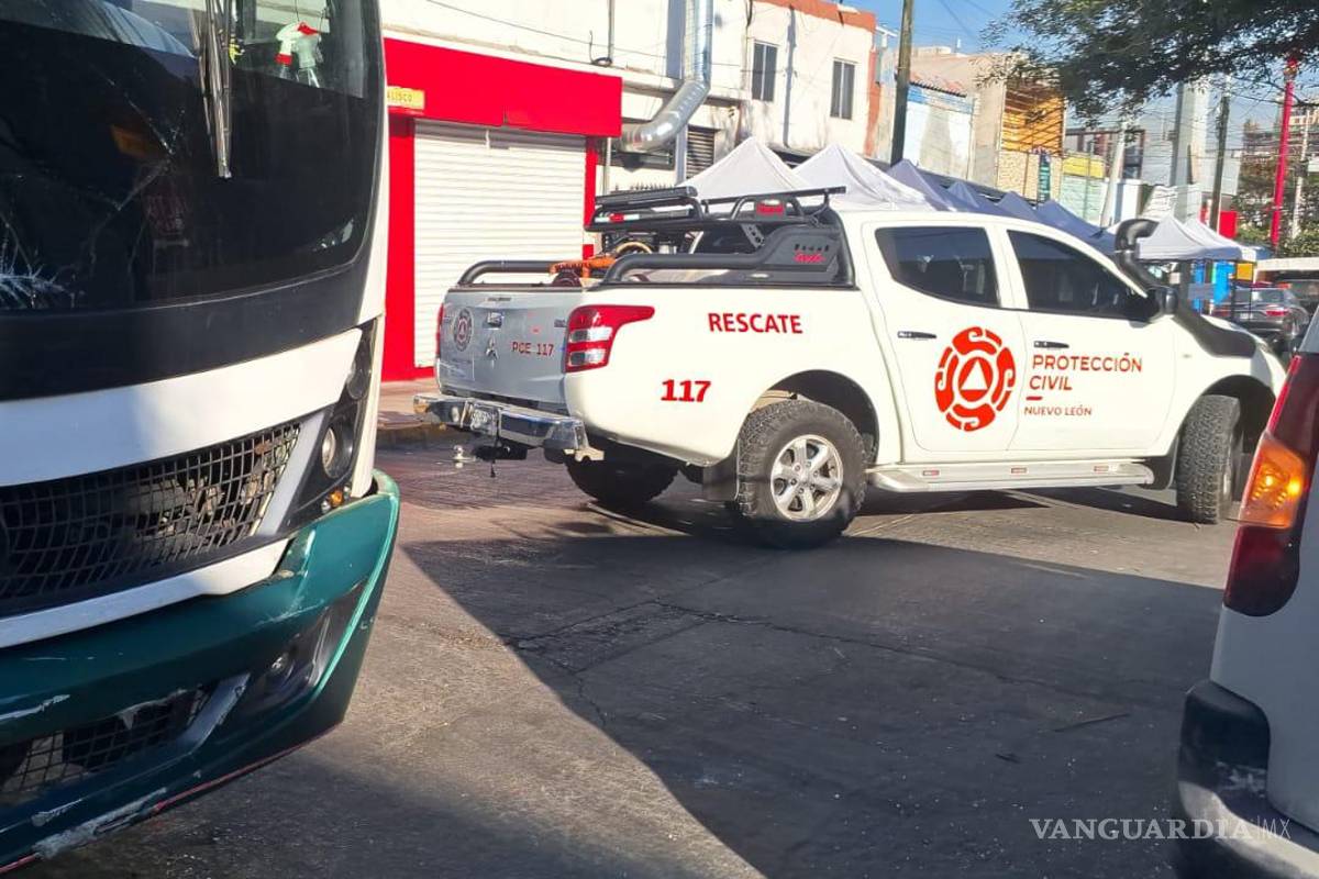Choque de camión urbano y vehículo particular deja seis heridos en Monterrey, NL