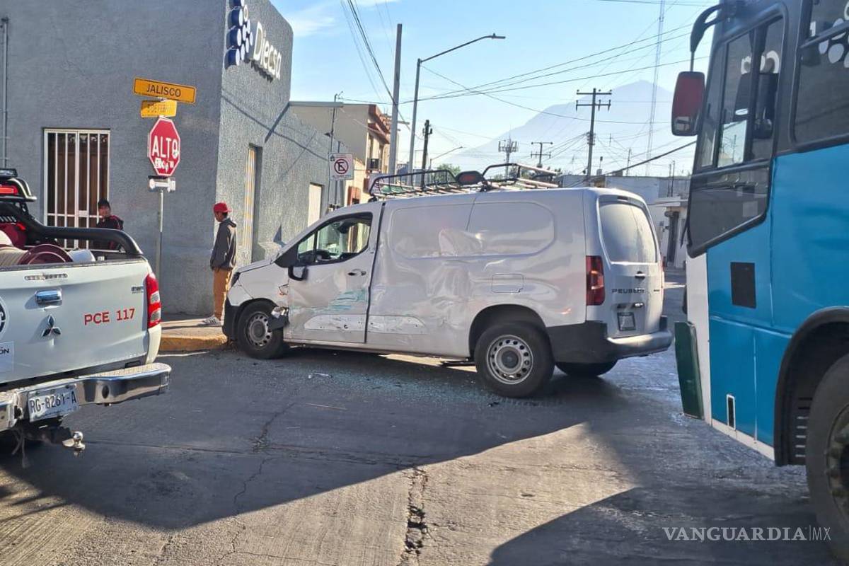 Choque de camión urbano y vehículo particular deja seis heridos en Monterrey, NL