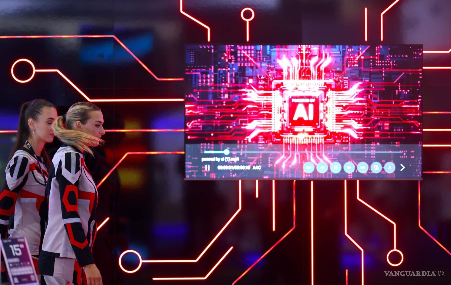 $!Dos mujeres el día de la inauguración de la IFA, la feria comercial de electrónica de consumo y electrodomésticos más grande del mundo en Berlín, Alemania.