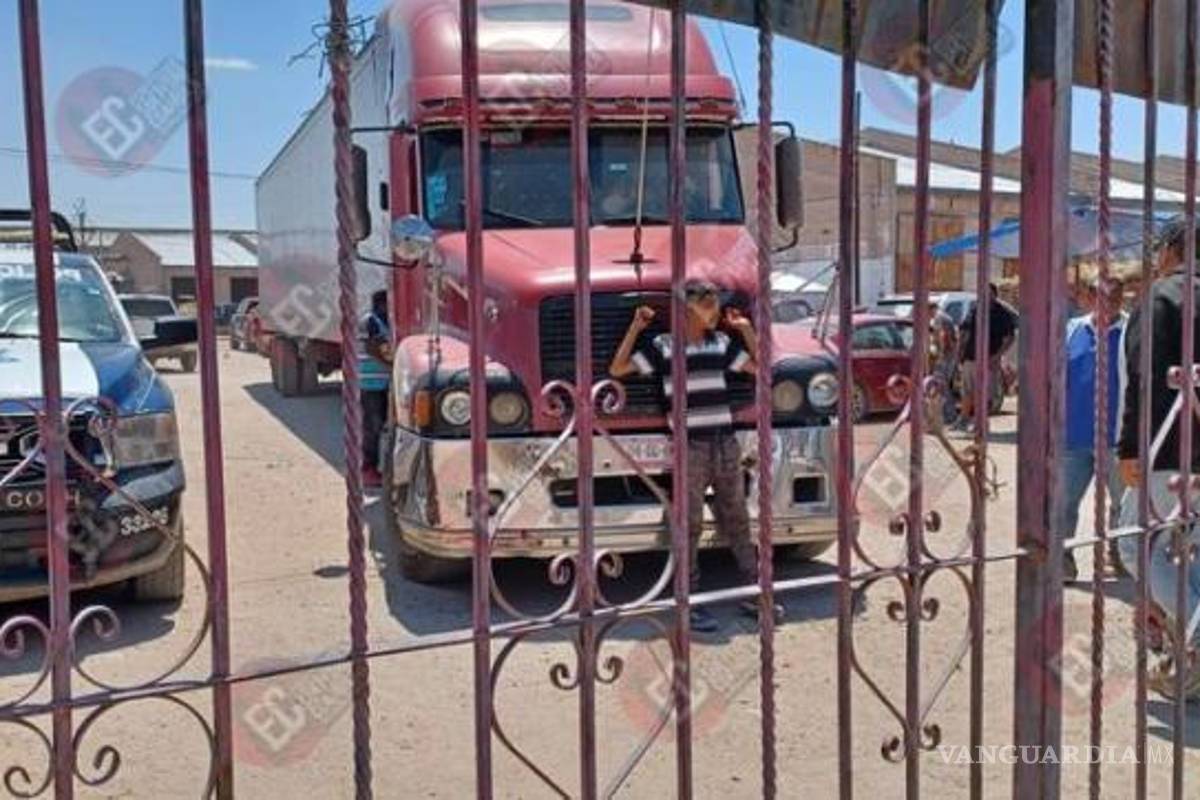 $!Para presionar, los productores impiden la salida de la despepitadora.