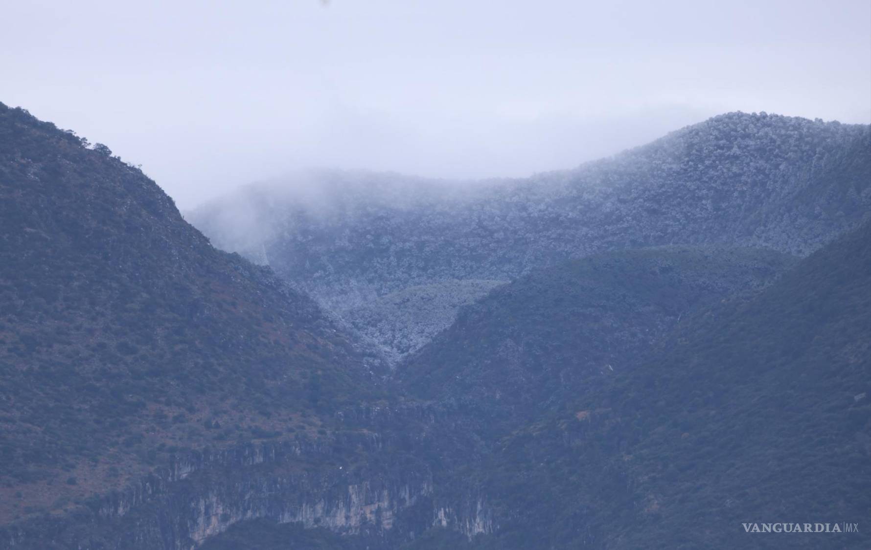 $!La nieve en la Sierra de la Marta se derretía rápidamente, dejando un panorama de lodo y complicando el acceso de los vehículos.