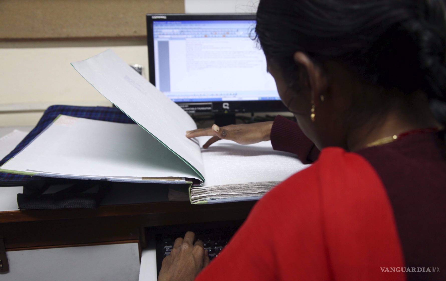 $!El acceso a herramientas digitales permite a personas con discapacidad visual formarse y desarrollar actividades laborales.