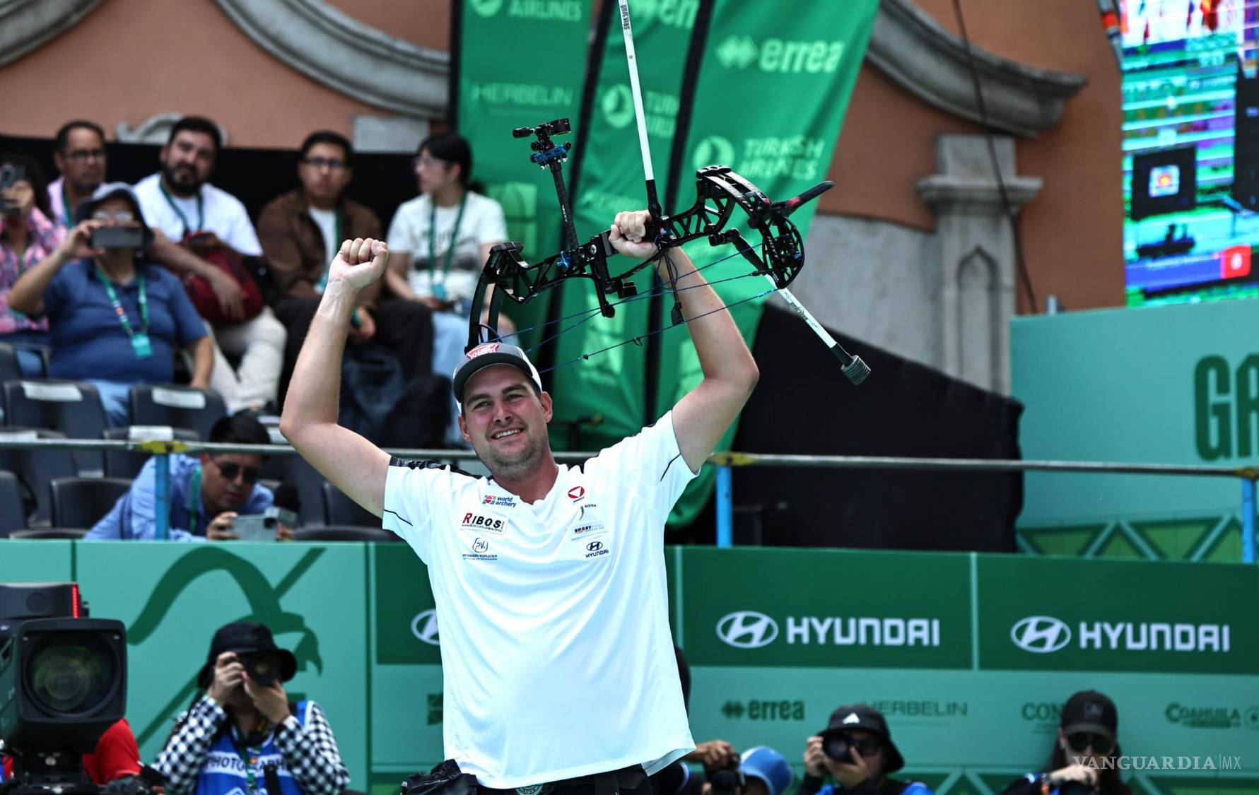 $!El austriaco Nico Wiener conquistó el oro en la prueba de compuesto varonil de la Final de la Copa del Mundo de Tiro con Arco 2026.