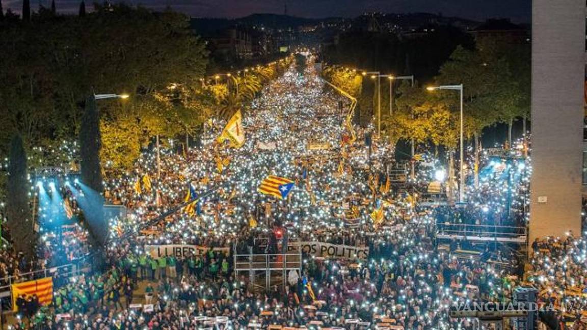 Miles de personas se manifiestan en Cataluña para pedir la libertad de los presos políticos