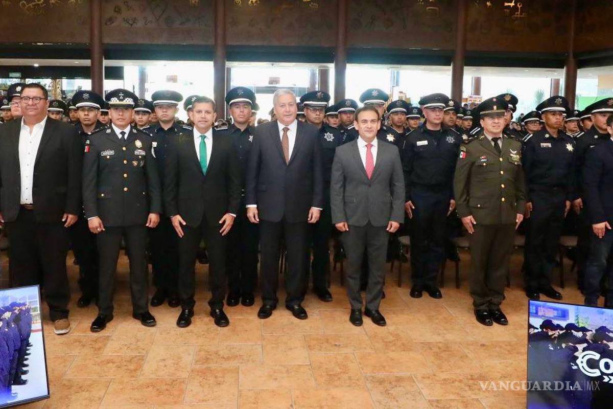 $!La ceremonia de graduación de los 300 nuevos policías se realizó este martes en la academia de Saltillo, marcando el cierre de una etapa de formación continua.