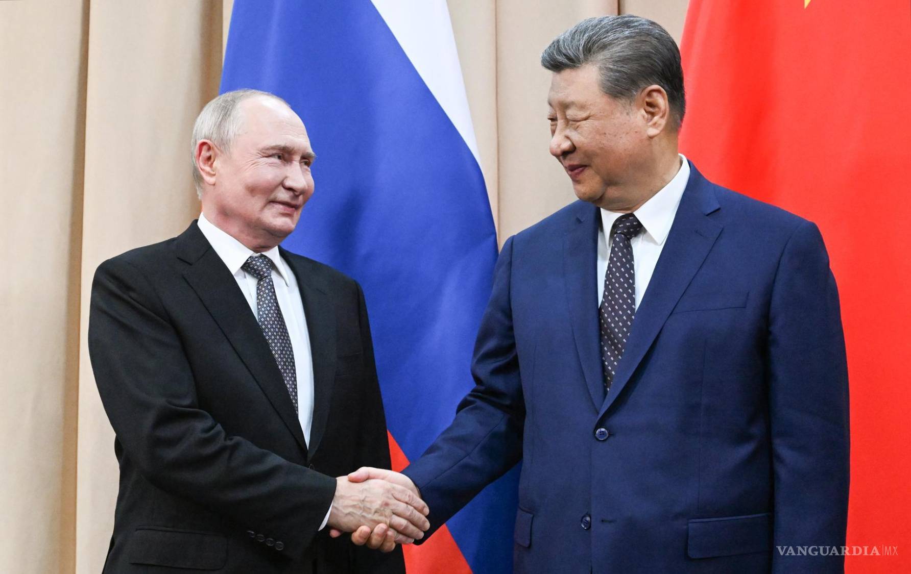 $!El presidente ruso, Vladímir Putin y el presidente chino, Xi Jinping, antes de una reunión al margen de la cumbre de la Organización de Cooperación de Shanghái.