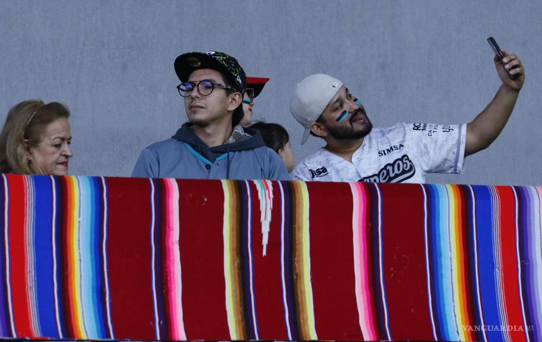 $!Los tradicionales colores del sarape siempre presentes en la Catedral del Beisbol de Coahuila.