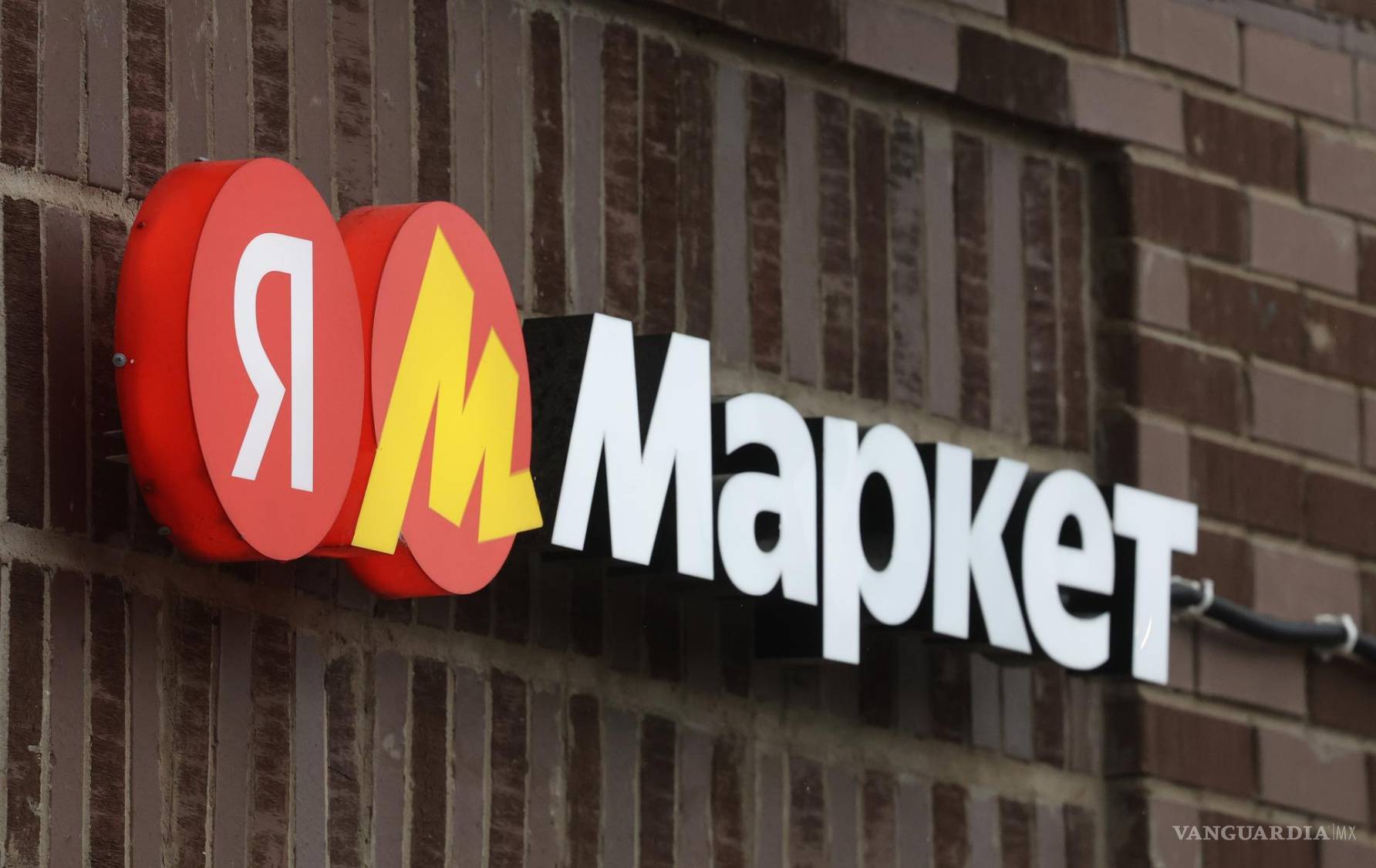 $!Un logotipo de la empresa Yandex en un punto de recogida del minorista en línea Yandex Market en Moscú, Rusia, el 14 de octubre de 2026.