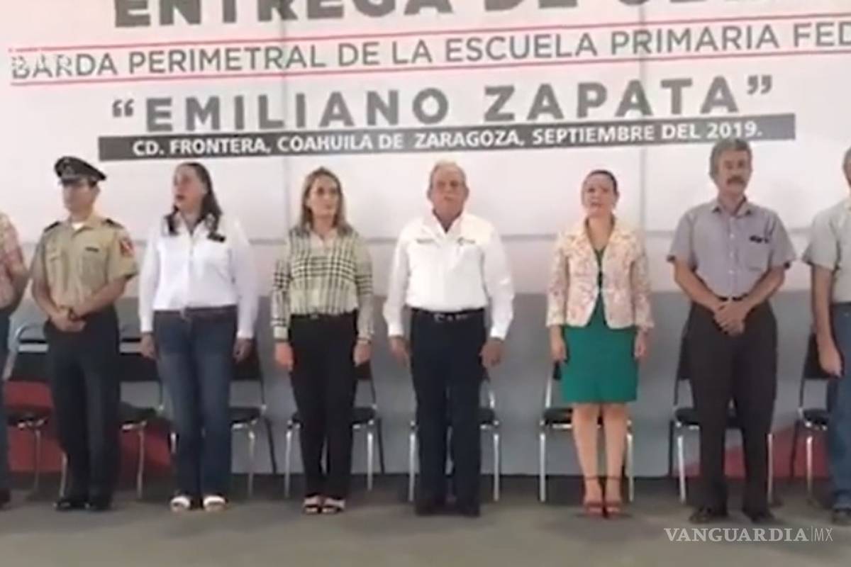 'Bandera de México... no nos dejes caer en tentación y líbranos del mal'... maestro de Coahuila confunde juramento a la Bandera con el Padre Nuestro