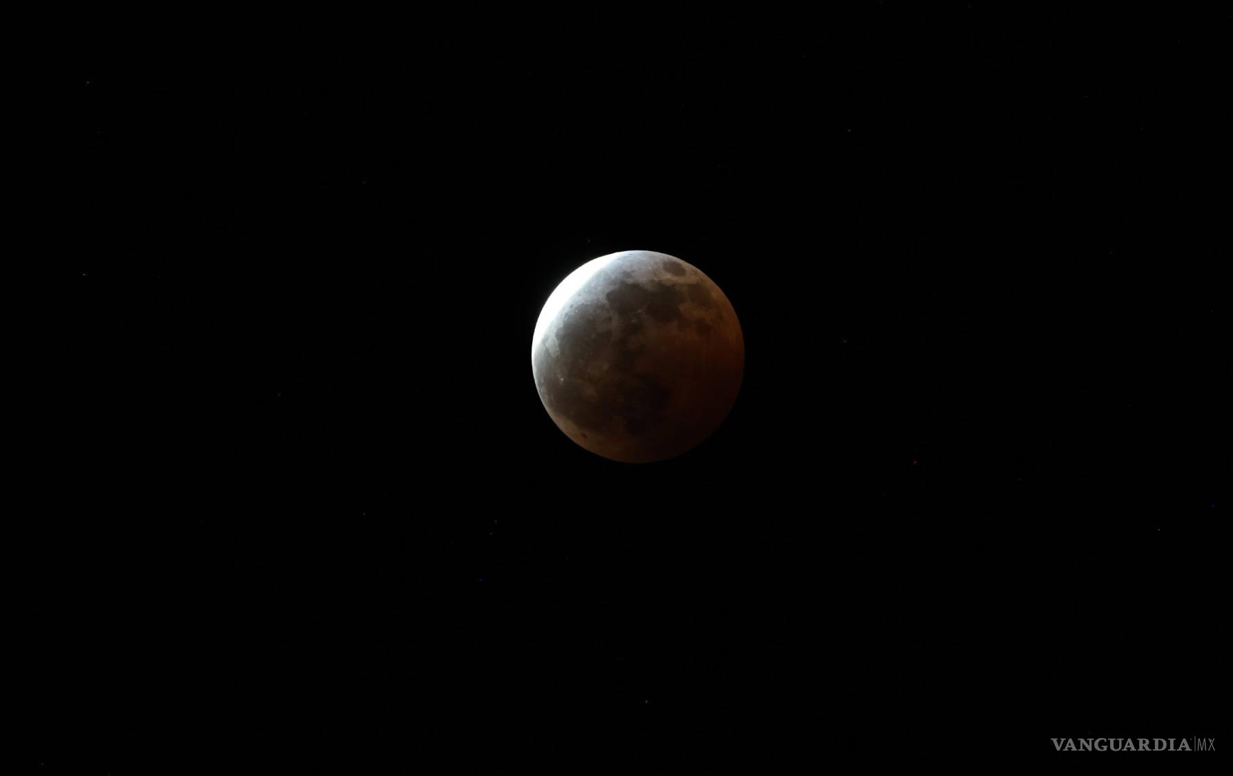 $!La lente de los fotógrafos de VANGUARDIA Héctor García y Omar Saucedo captaron la Luna en su máximo esplendor.