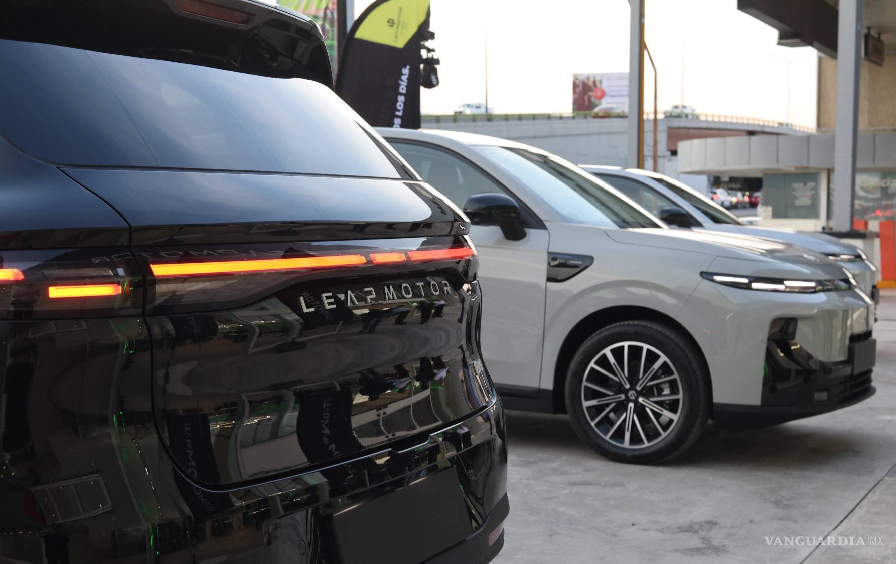 $!La B10 incorpora un sistema de propulsión en el que la tracción es completamente eléctrica y la gasolina funciona como generador de energía.