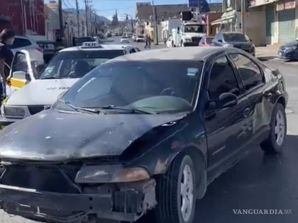 $!La falta de precaución al cruzar un alto obligatorio derivó en afectaciones al tránsito en vialidades céntricas.