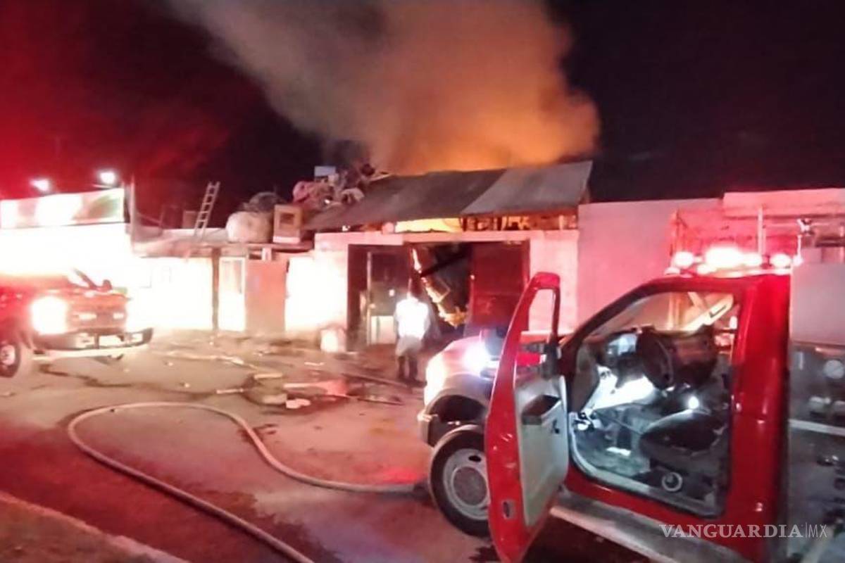 Incendio arrasa con negocio de plásticos en Torreón; investigan causas del siniestro