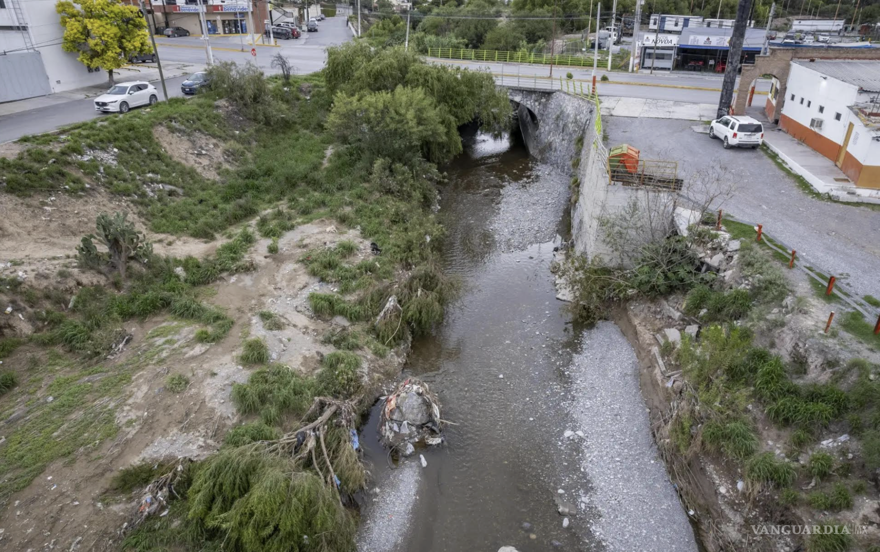 $!A más de tres siglos de las primeras inundaciones documentadas, Saltillo sigue enfrentando el mismo enemigo: el agua buscando su cauce entre arroyos obstruidos por basura, descuido urbano y la falta de conciencia ciudadana.